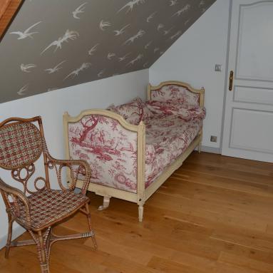 Petit lit de la chambre d'hôtes 