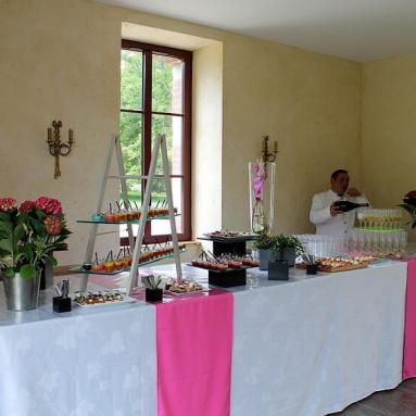 Buffet de traiteur pour réception de mariage