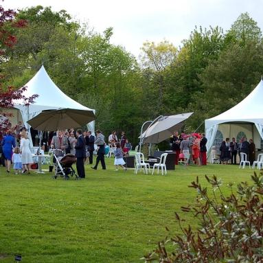 Tentes installées dans le parc du manoir