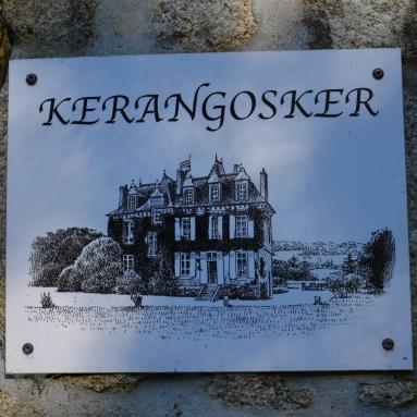 A l'entrée du manoir