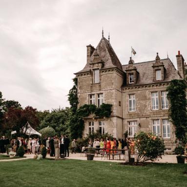 Le manoir et les convives