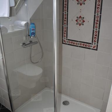 La douche de la chambre Hirondelles