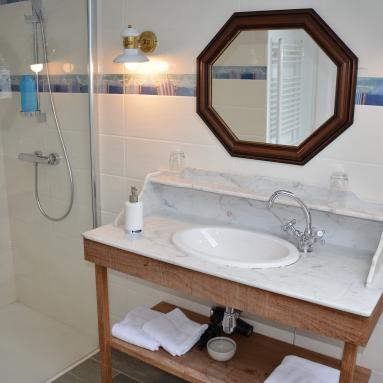 La salle de bain de la chambre Ecluse