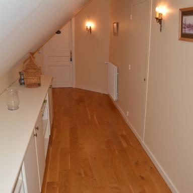 Couloir menant aux chambres du gîte